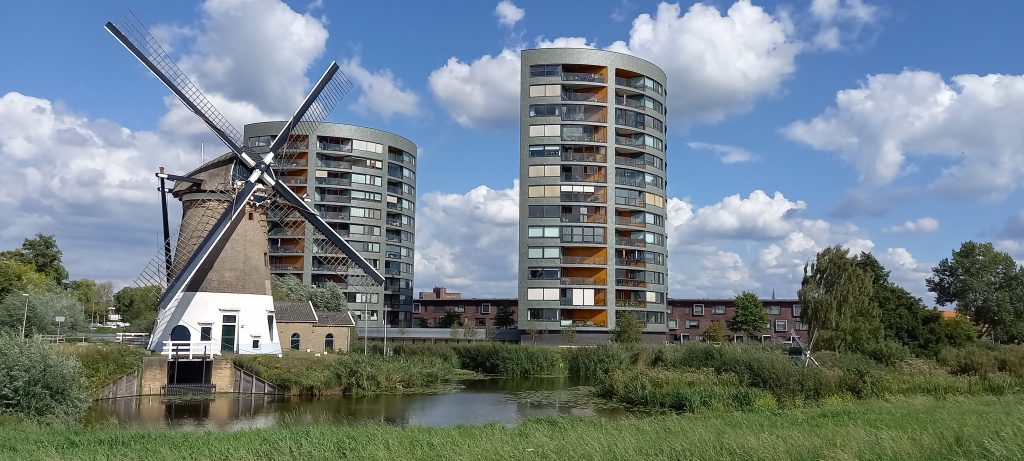 Uitzicht op de flats aan het Uiverplein en de Mallemolen, vanaf het Ruige Weteringenpad.