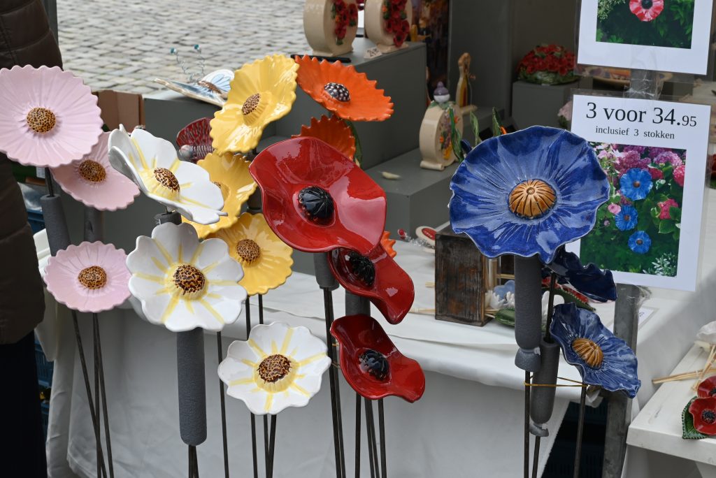 Keramieke bloemen, tijdens de Goudse keramiekdagen op de Markt.