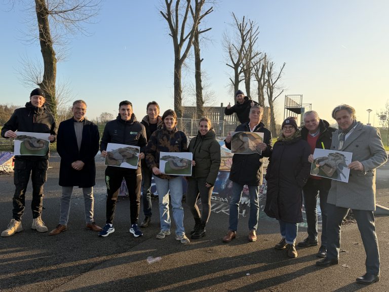 Wethouder Michiel Bunnik met een groep mensen bij Skatepark De Sluis