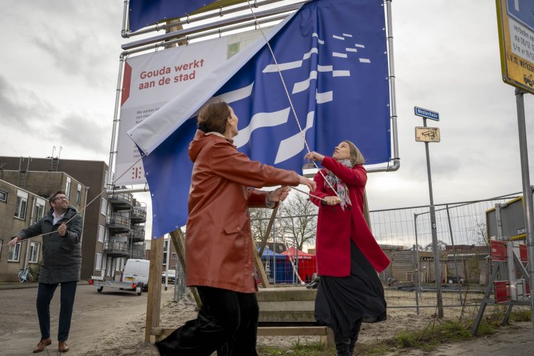 Wethouders Jan Kees Oppelaar en Michiel Bunnik, gedeputeerde Anne Koning en directeur-bestuurder van Mozaïek Wonen Anne ter Steege onthulden gezamenlijk het bouwbord. Het bord staat op de plek waar vroeger de Jan Ligthartschool stond. Mozaïek Wonen gaat hier 24 sociale huurappartementen bouwen.