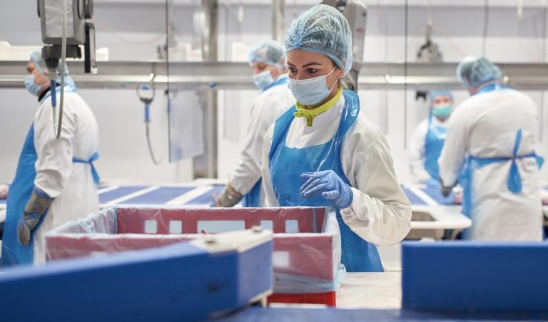 Een arbeidsmigrant aan het werk.