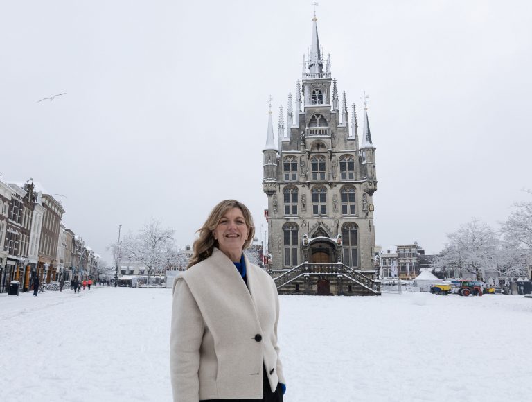 Annemarie Nycolaas staat voor het stadhuis.