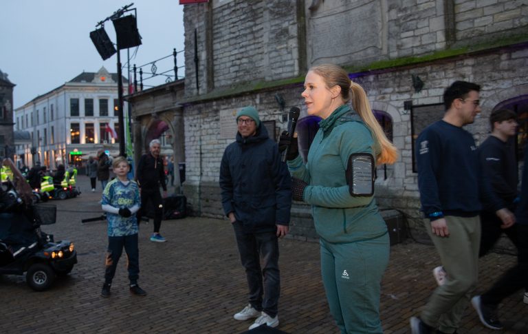 Wethouder Anna van Popering-Kalkman spreekt de menigte toe voor de start van de Blue Monday Run.