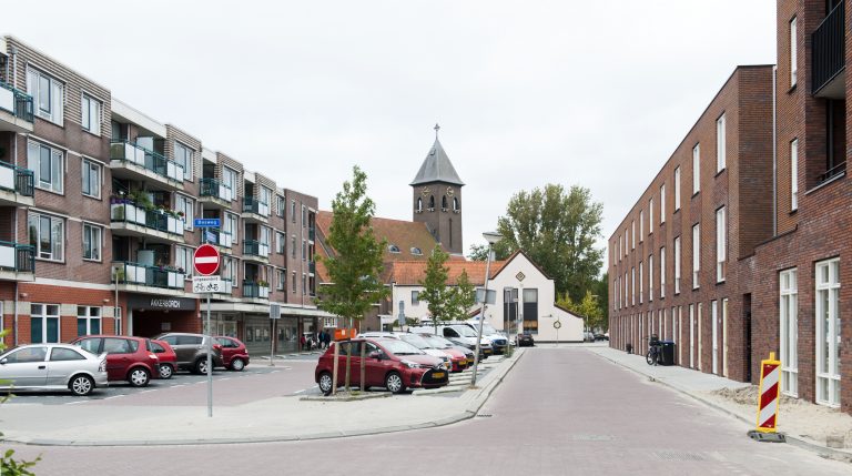Parkeerplaatsen bij het nieuwbouwcomplex aan de Herenstraat in Korte Akkeren