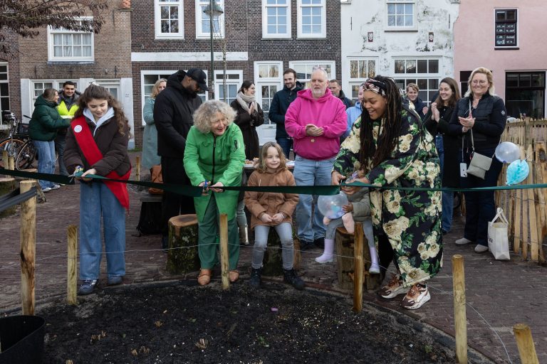 Kinderwethouder Lida Kharytonova en Wethouder Sargentini openen samen met bewoners van de Cappenerhof het vernieuwde hofje.