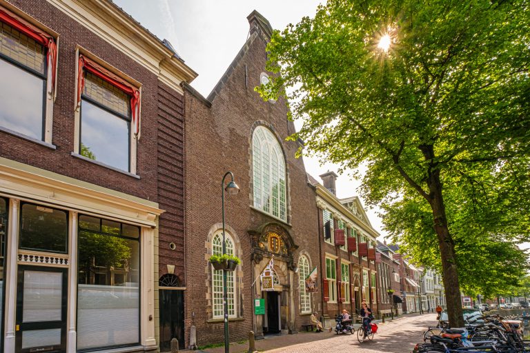 Op de foto staat de voorkant van het gebouw van museum Gouda.