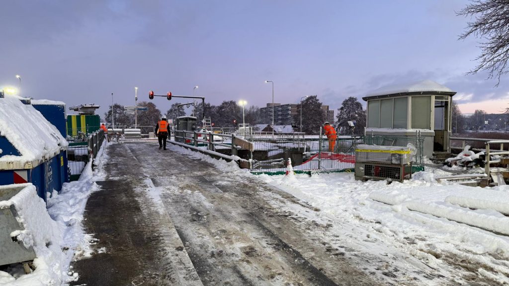 Een foto van sneeuw tijdens de werkzaamheden aan de Haastrechtsebrug.