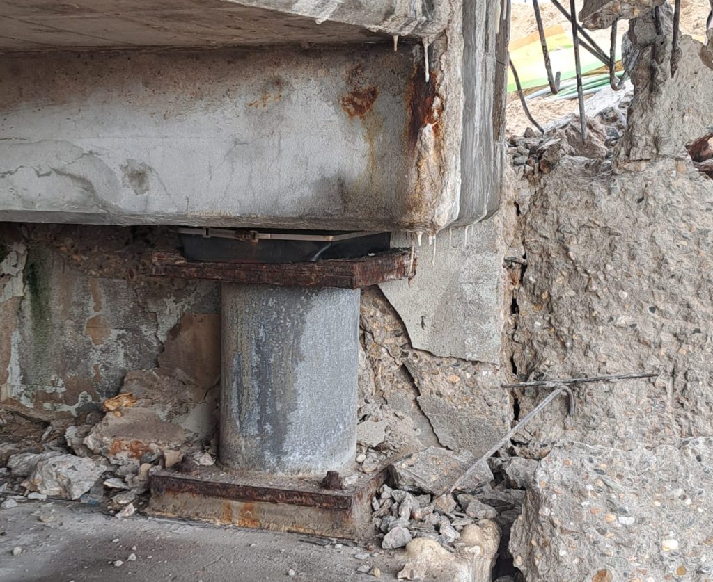 Een foto van het slechte beton van de Haastrechtsebrug.