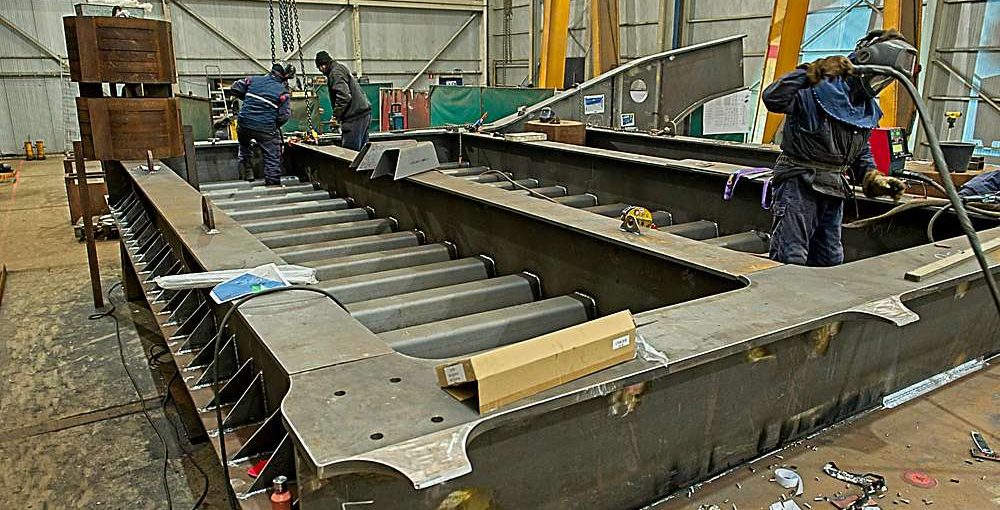 Een foto van een nieuw brugdek voor de Haastrechtsebrug in een loods.