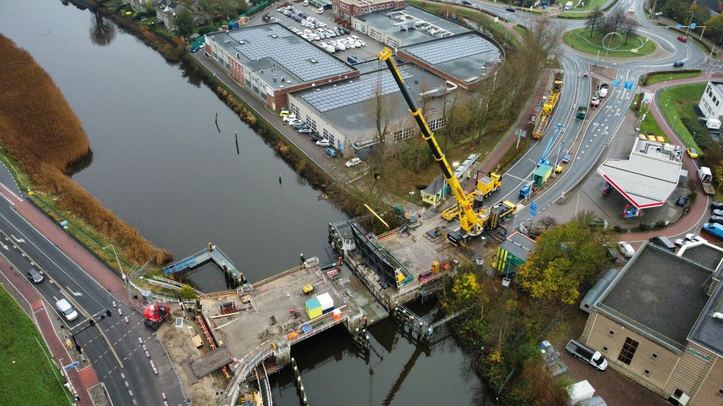 Een foto van de Haastrechtsebrug van bovenaf. 