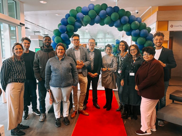 Opening van het werkcentrum Midden-Holland in het Huis van de Stad. Op de foto staan van links naar rechts: Projectleider Chantal Botz, 3 deelnemers van de workshop, wethouder Gouda Jan Kees Oppelaar, rayonmanager UWV Rob van Hooven, gidsen Alice Smit, Ottolien Boer, Irene van der Zwan en Nadia Ouerkat en presentator Joris Brukx.