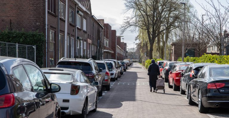 Foto van een straat in Gouda met aan beide kanten auto's langs de kant van de straat.