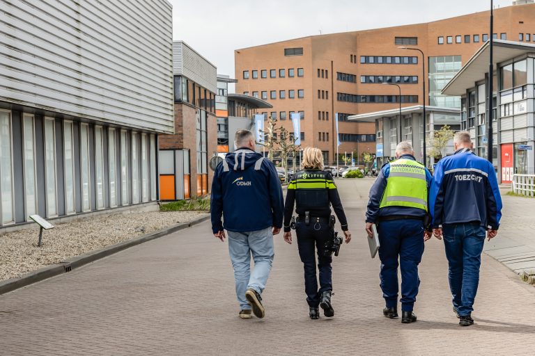 Een foto van een politieagent, handhaving en toezicht tijdens de integrale controle opslagboxen.