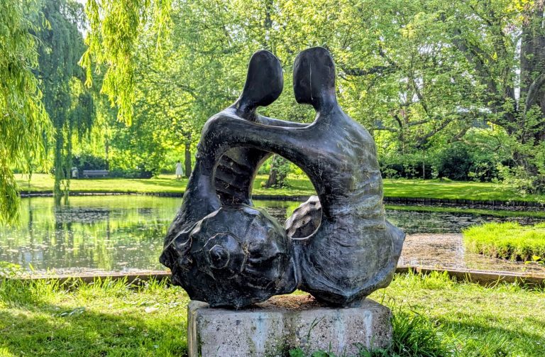 Het beeld ‘Zonder Titel (relatie mens-water)’ van de bekende kunstenares Maja van Hall-Blom