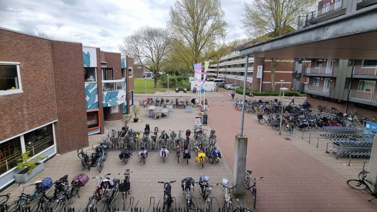 Een foto van de fietsen bij winkelcentrum Bloemendaal in Plaswijck.