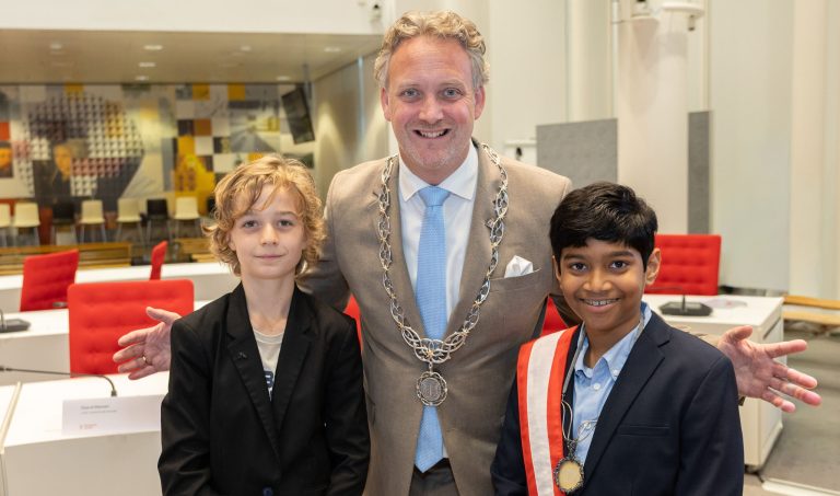Foto van burgemeester Pieter Verhoeve samen met oud kinderburgemeester Tommie Blauwendraat en de nieuwe kinderburgemeester Sanush Rajakaruna
