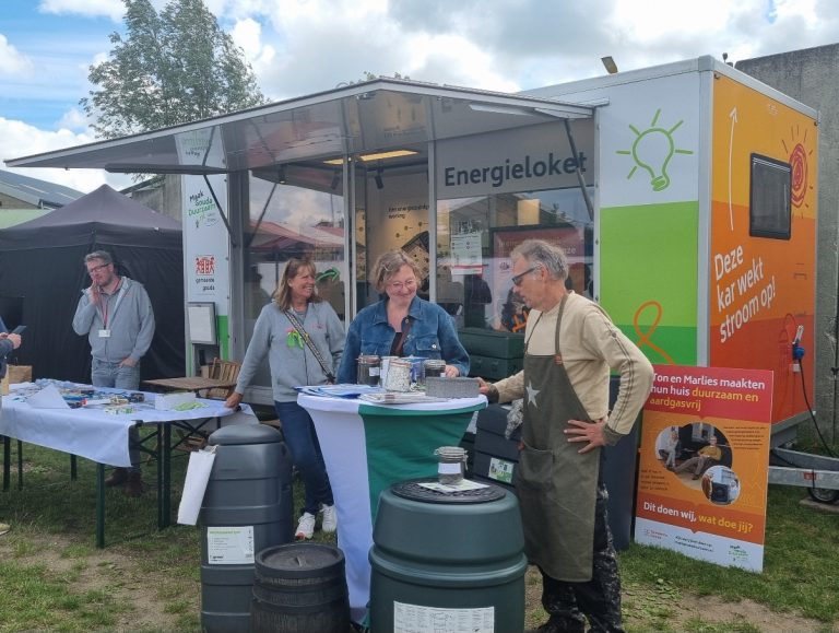 Het mobiele energieloket met een aantal vrijwilligers en energiecoaches.