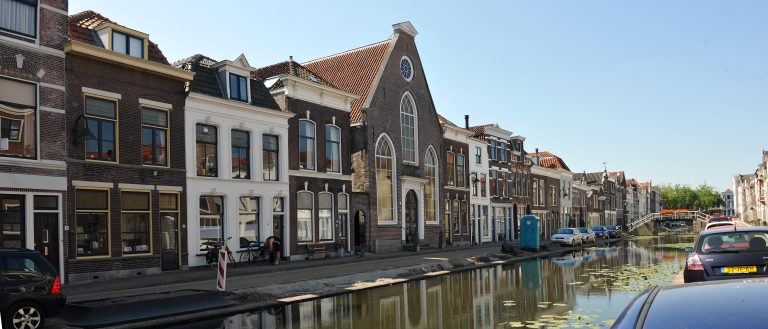 Gezicht op de Turfmarkt met in het midden het gebouw van de voormalige synagoge.