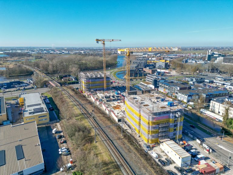 Luchtfoto van gebouwen in de Spoorzone die worden gebouwd.