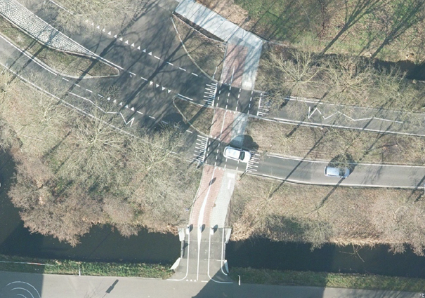Oversteekplaats aan de Goudse Houtsingel in 2025. Te zien is dat fietsverkeer en voetgangers eigen paden hebben.