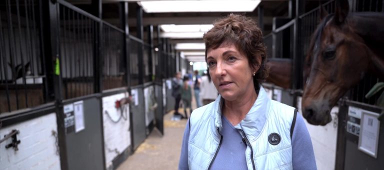 Wethouder Sjane-Marie Koppers vertelt dat kleine acties een groot verschil kunnen maken tegen eenzaamheid. Still uit campagnevideo.