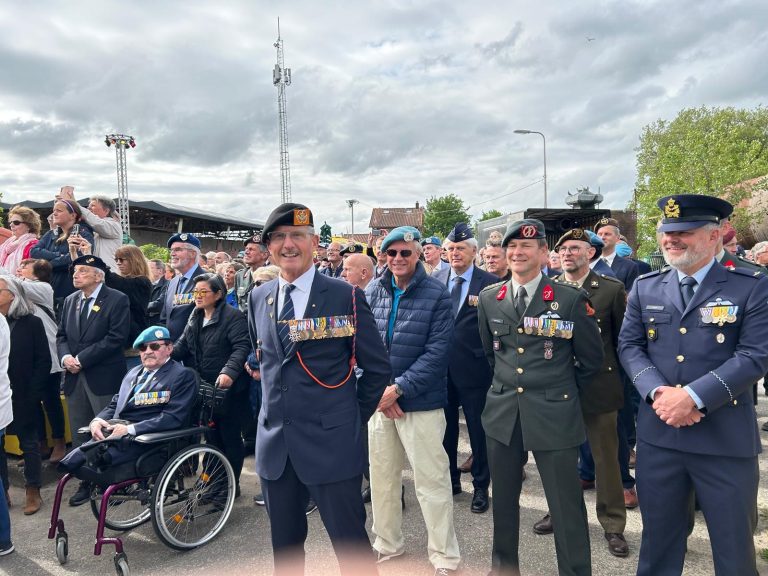 grote groep veteranen staan lachend naast elkaar
