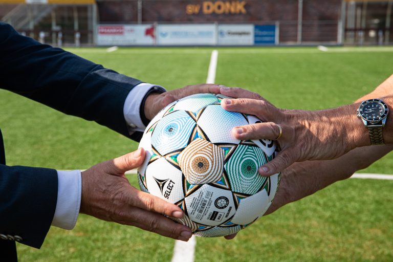 handen die voetbal vasthouden