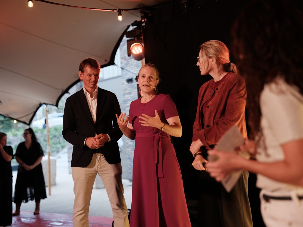 Ernest van der Meijde samen met wethouder Anna van Popering-Kalkman (midden) en minister Elanor Boekholt-O’Sullivan