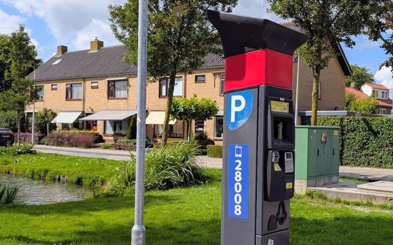 Parkeerzuil in de wijk Korte Akkeren.