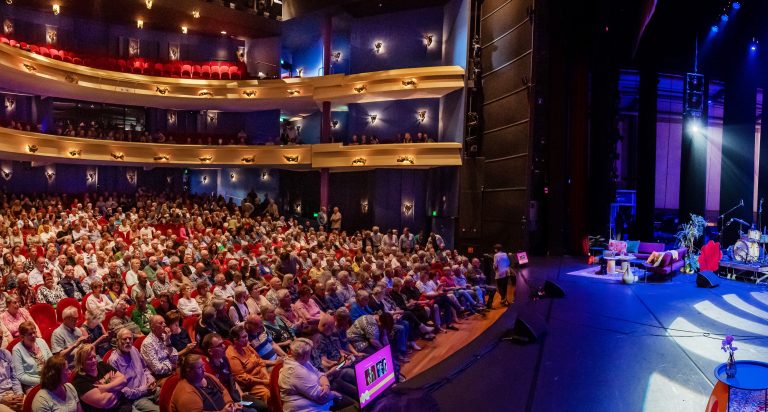 Volle zaal in de Goudse Schouwburg.