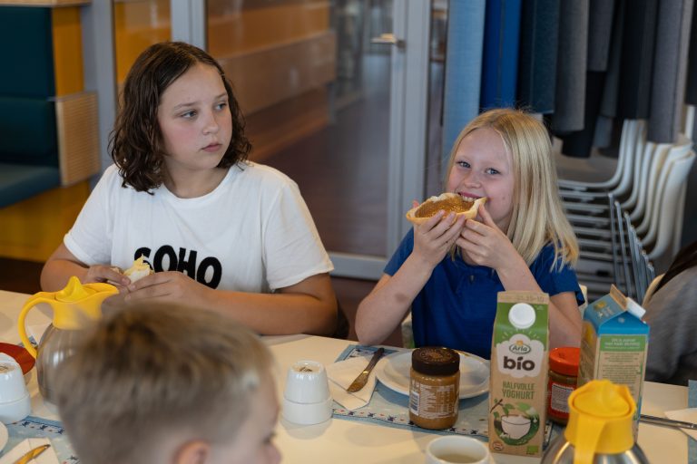Kinderen van basisschool de Kas eten samen tijdens het jaarlijkse Burgemeestersontbijt
